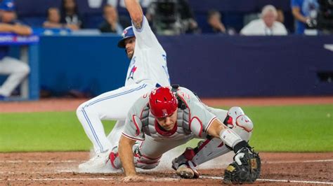 Biggio hit by pitch to force in tiebreaking run in 8th, Blue Jays beat Phillies 2-1